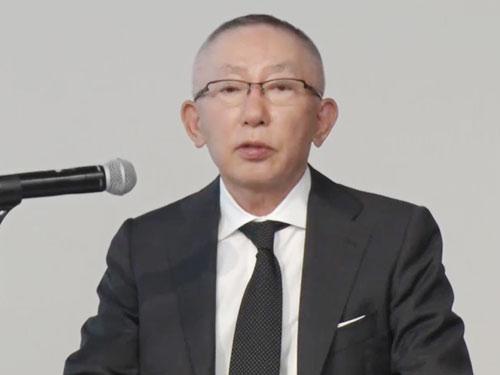 決算説明会で登壇する柳井正社長